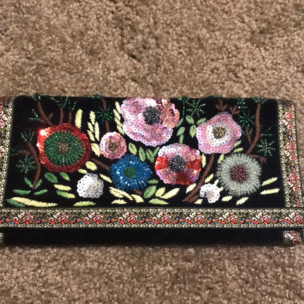 Sequin clutch